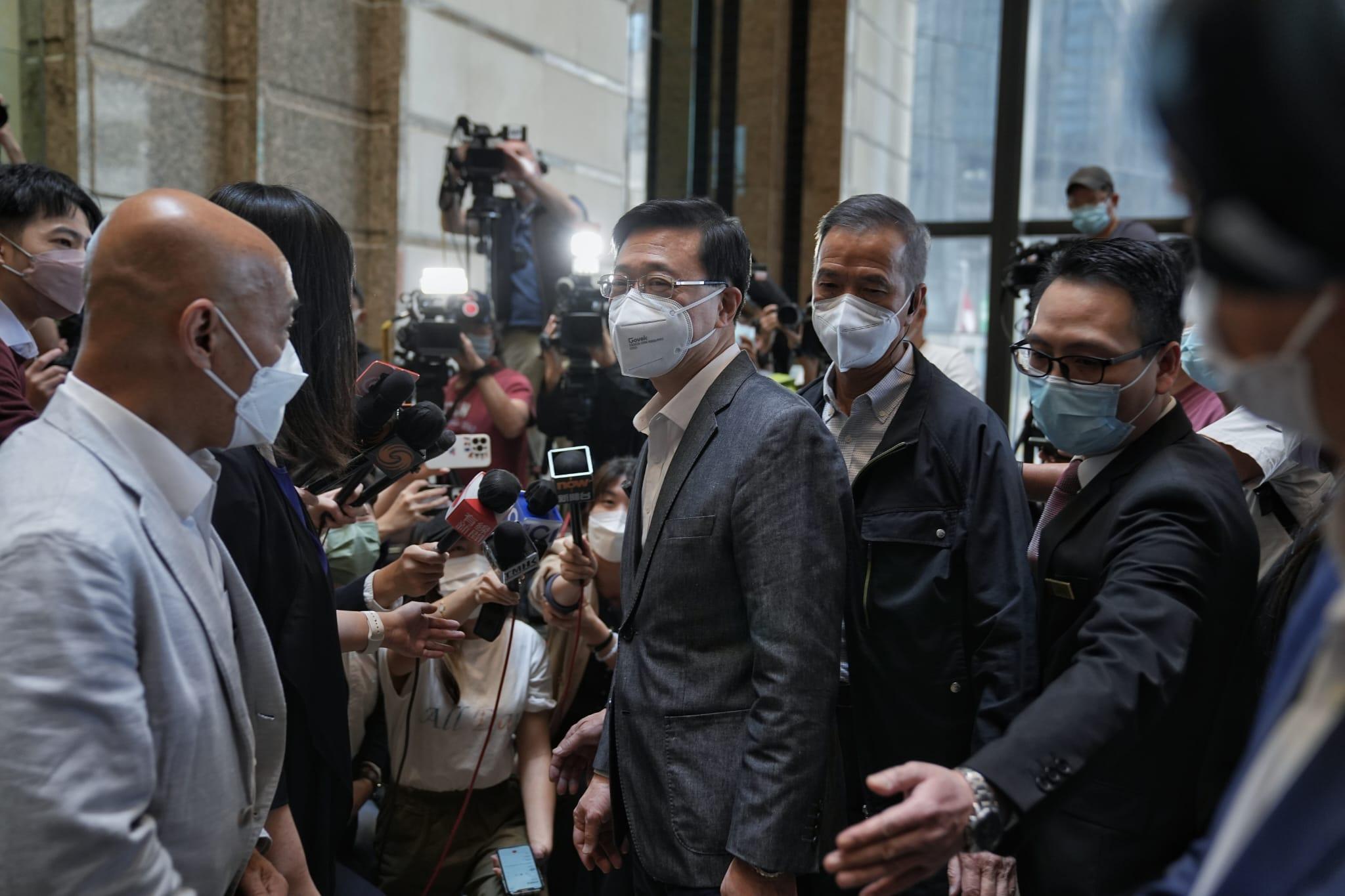 前政務司長李家超今午返回位於中環廣場的競選辦。(夏家朗攝)