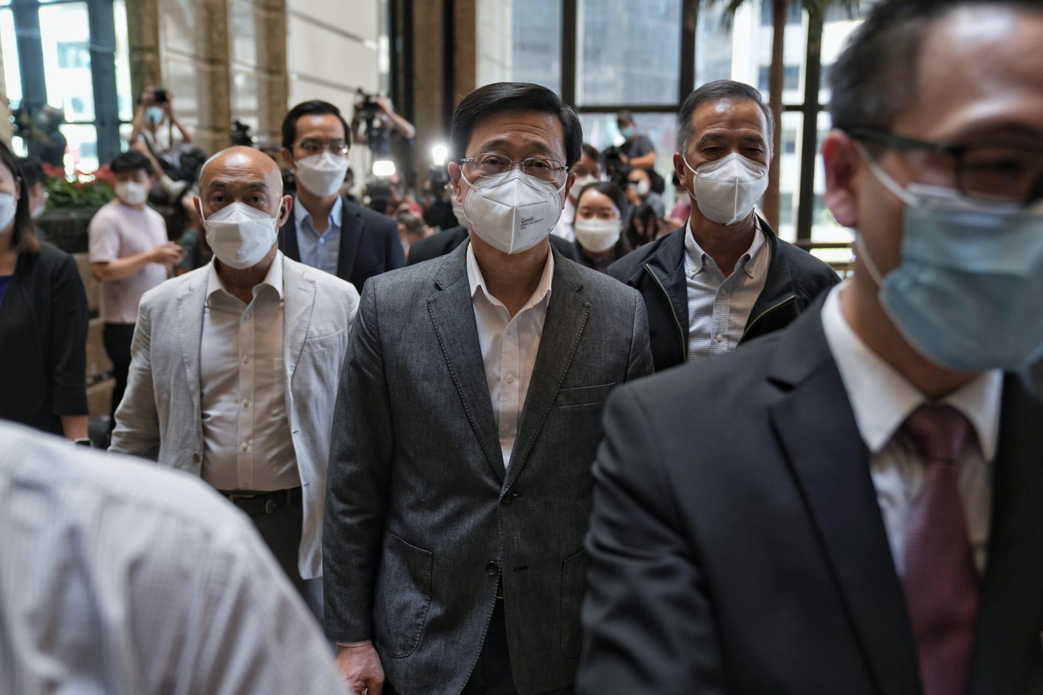 前政務司長李家超今午返回位於中環廣場的競選辦。(夏家朗攝)