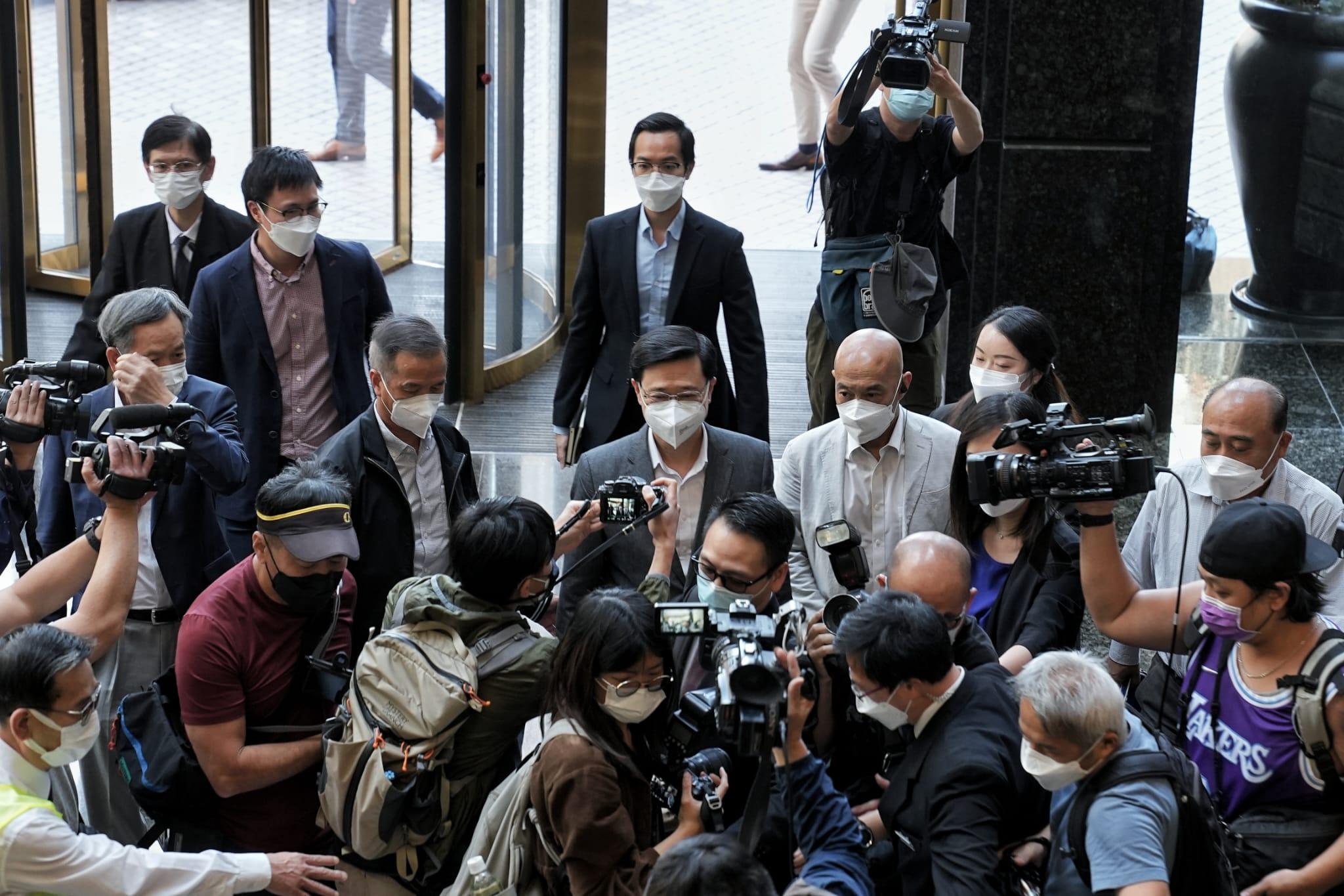 前政務司長李家超今午返回位於中環廣場的競選辦。(夏家朗攝)