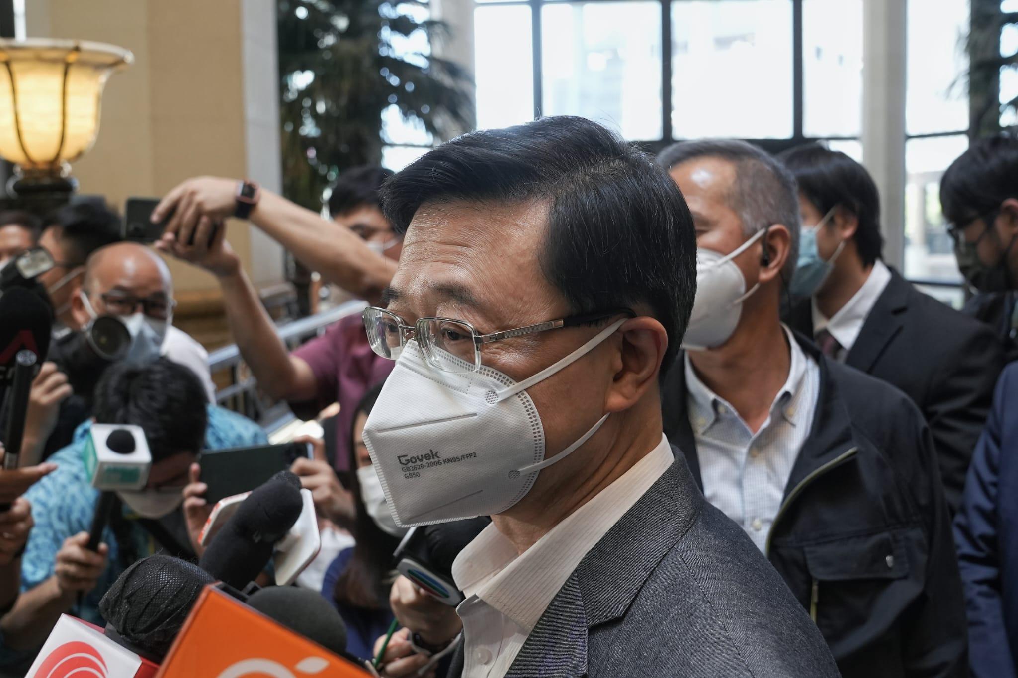 前政務司長李家超今午返回位於中環廣場的競選辦。(夏家朗攝)