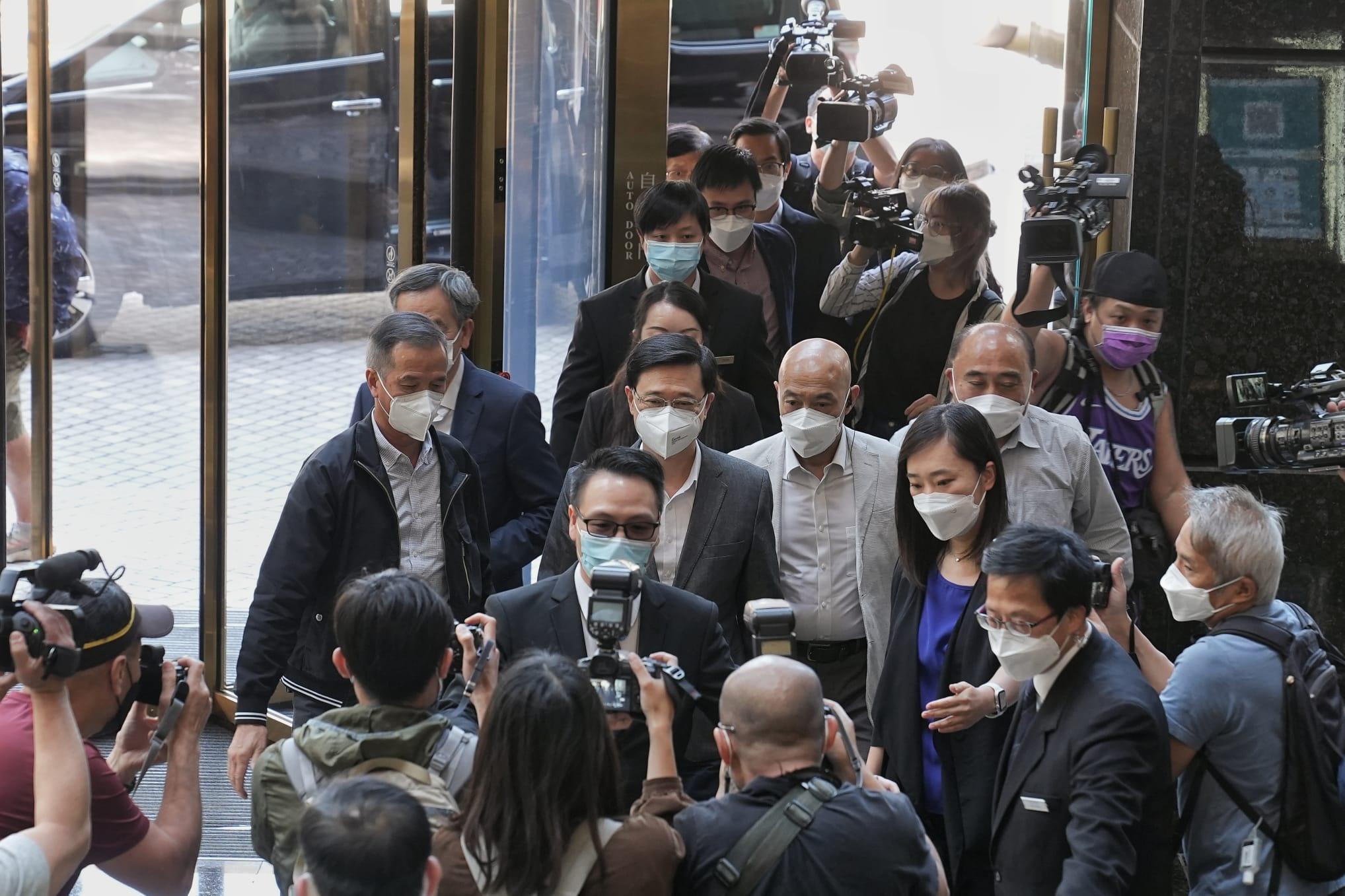 前政務司長李家超昨午返回位於中環廣場的競選辦。(夏家朗攝)