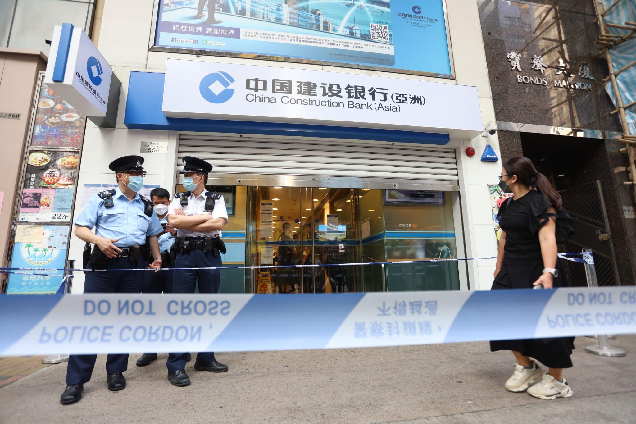 持槍漢劫旺角銀行掠走萬元 警接報圍捕劫匪 (更新)