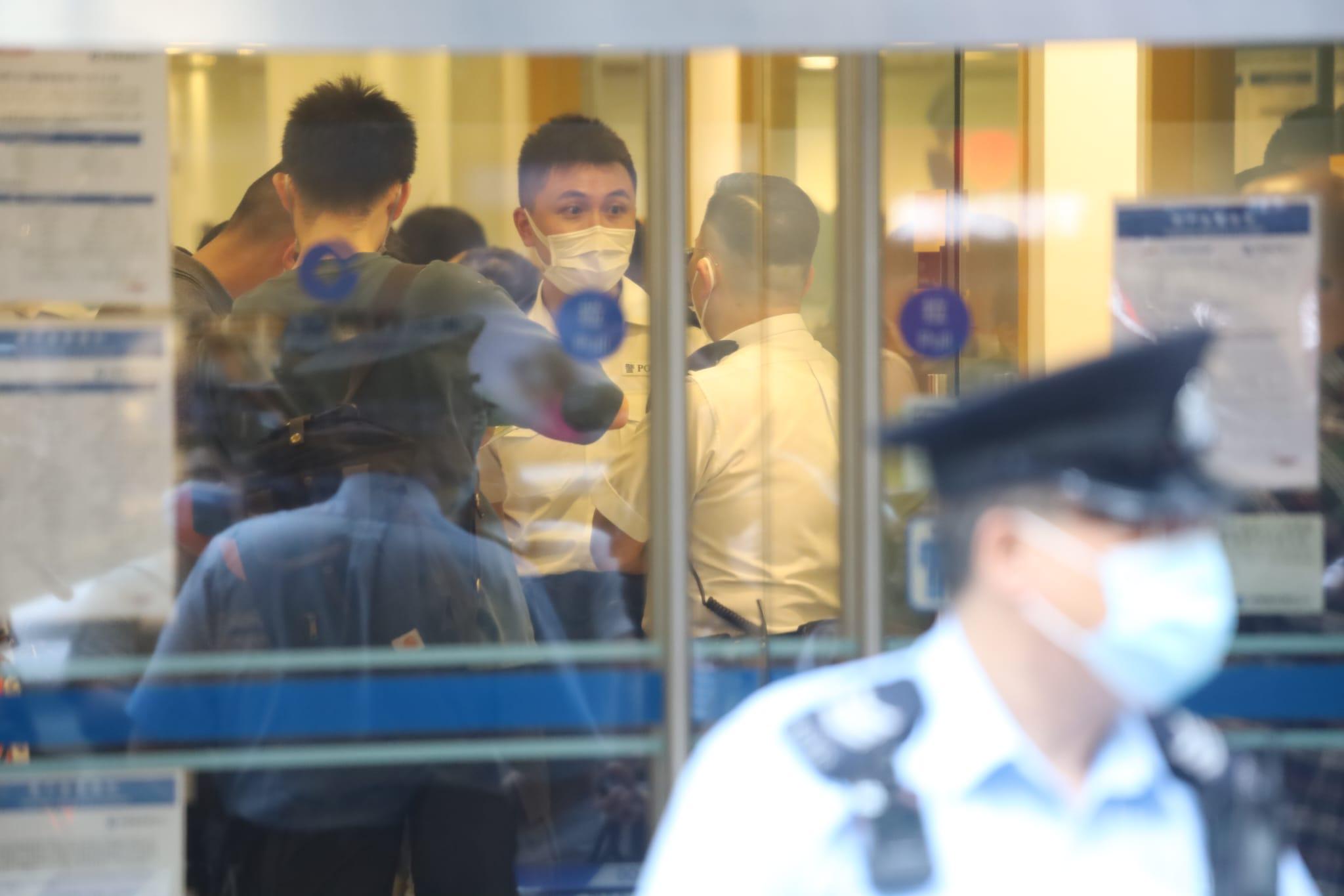 持槍漢劫旺角銀行掠走萬元 警接報圍捕劫匪 (更新)