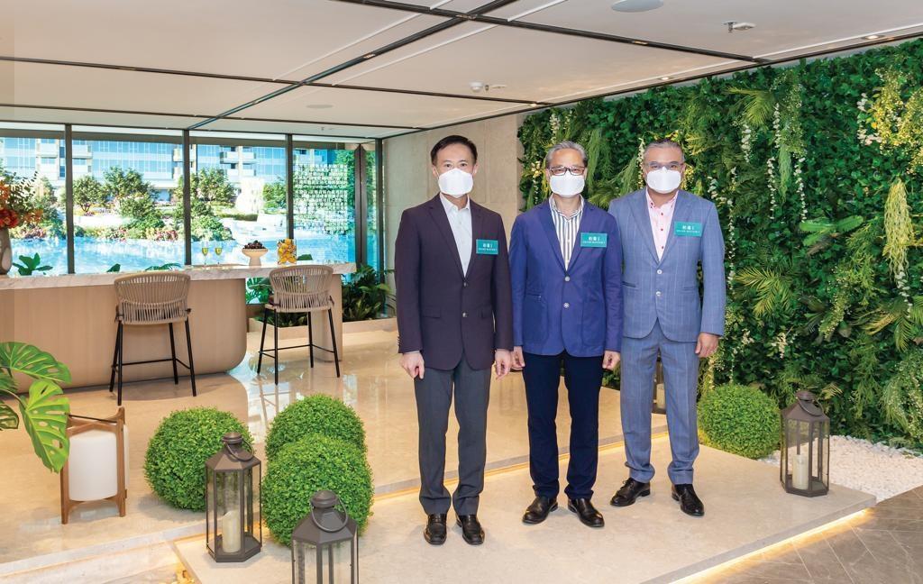 港鐵錦上路站第一期發展項目第1A期柏瓏I今日舉行記招,信置、嘉華國際及中國海外的代表一同交代項目最新銷售安排。