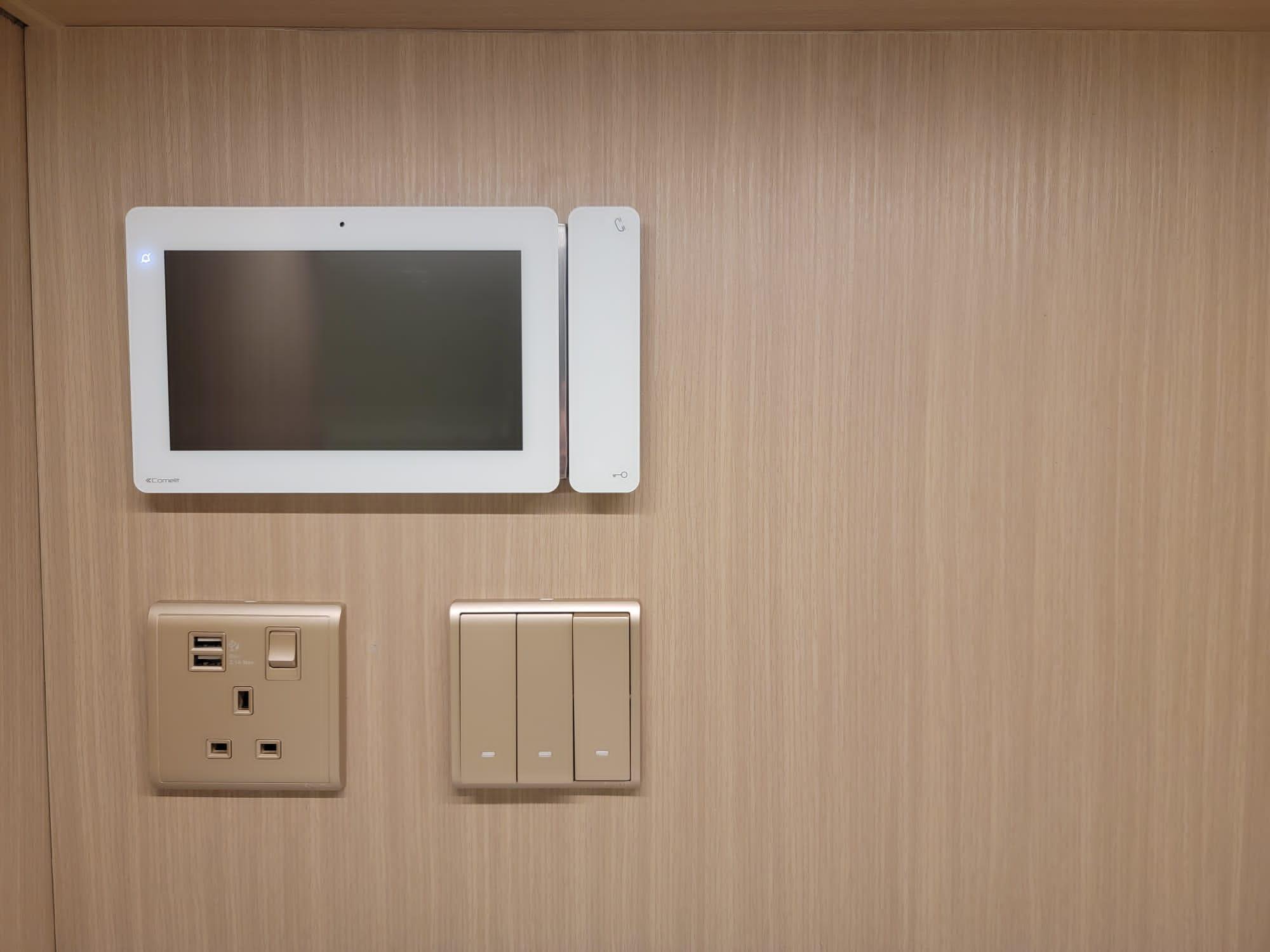 大門採用LOCKLY智能電子門鎖。