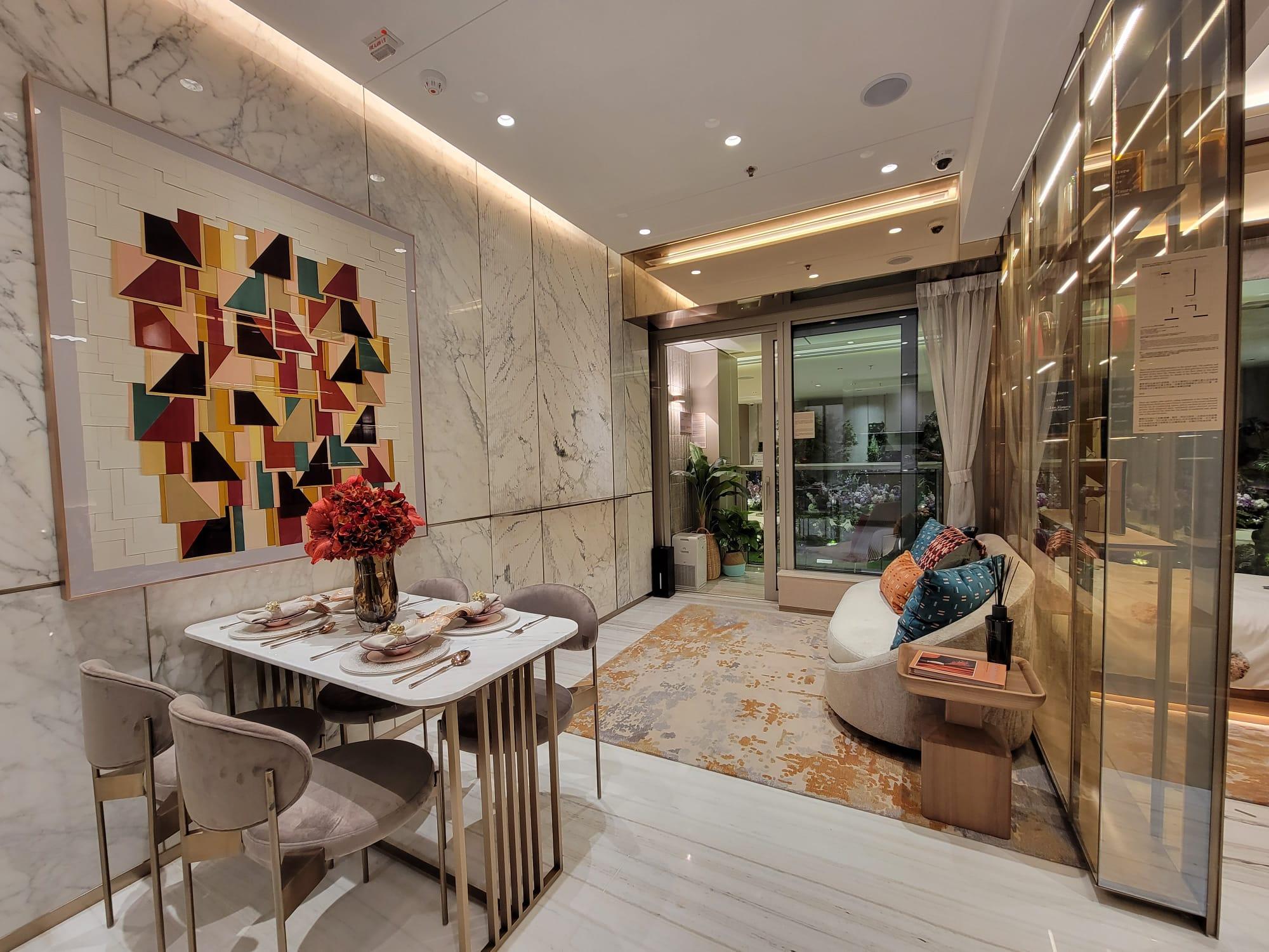 客飯廳呈長方形設計,間隔寬敞四正,客廳外接露台,配以落地玻璃增加採光度。