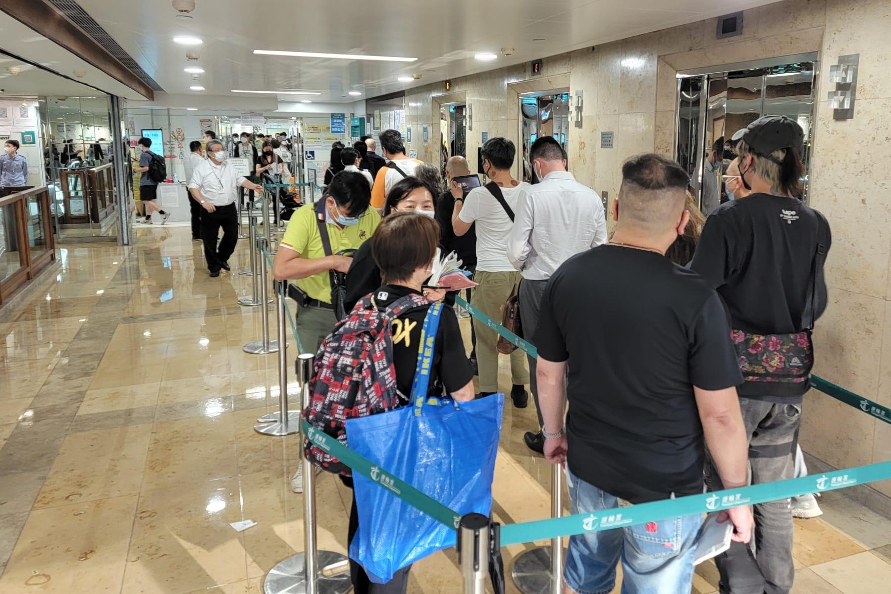 疫情|市民趕辦車牌現輪候人龍 運輸署籲網上遞交申請