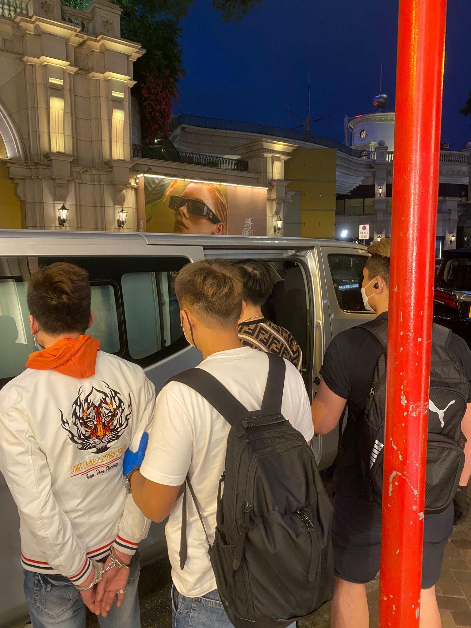 警突擊搜查廣東道一間酒店 拘3人涉藏毒販毒檢軍刀毒品