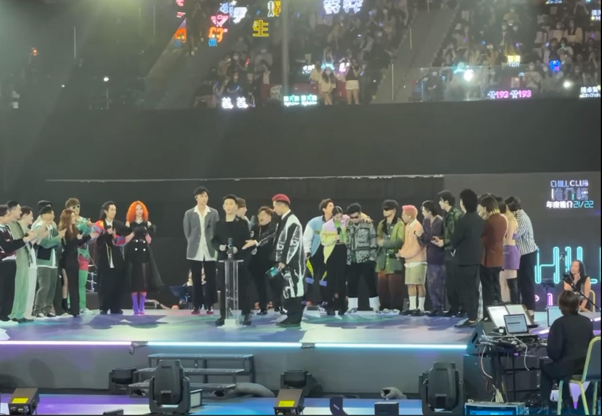 MC $oHo & KidNe得知大會是頒給MC張天賦之後,即時停步並後退。