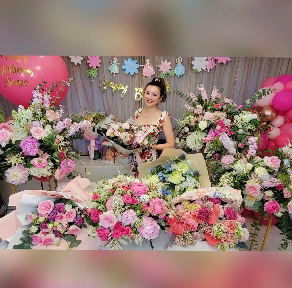 陳茵媺置身在花海之中。