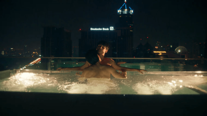 劇集預告兩主角有一場高空透明泳池的激情演出。