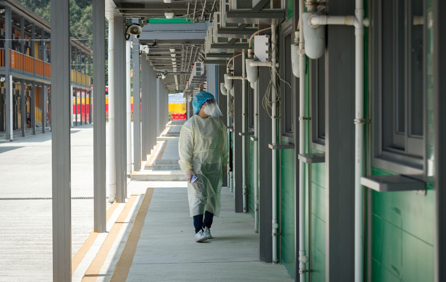 監考員亦會在考室外監察考試過程,並準備隨時協助有需要的考生。(考評局提供)