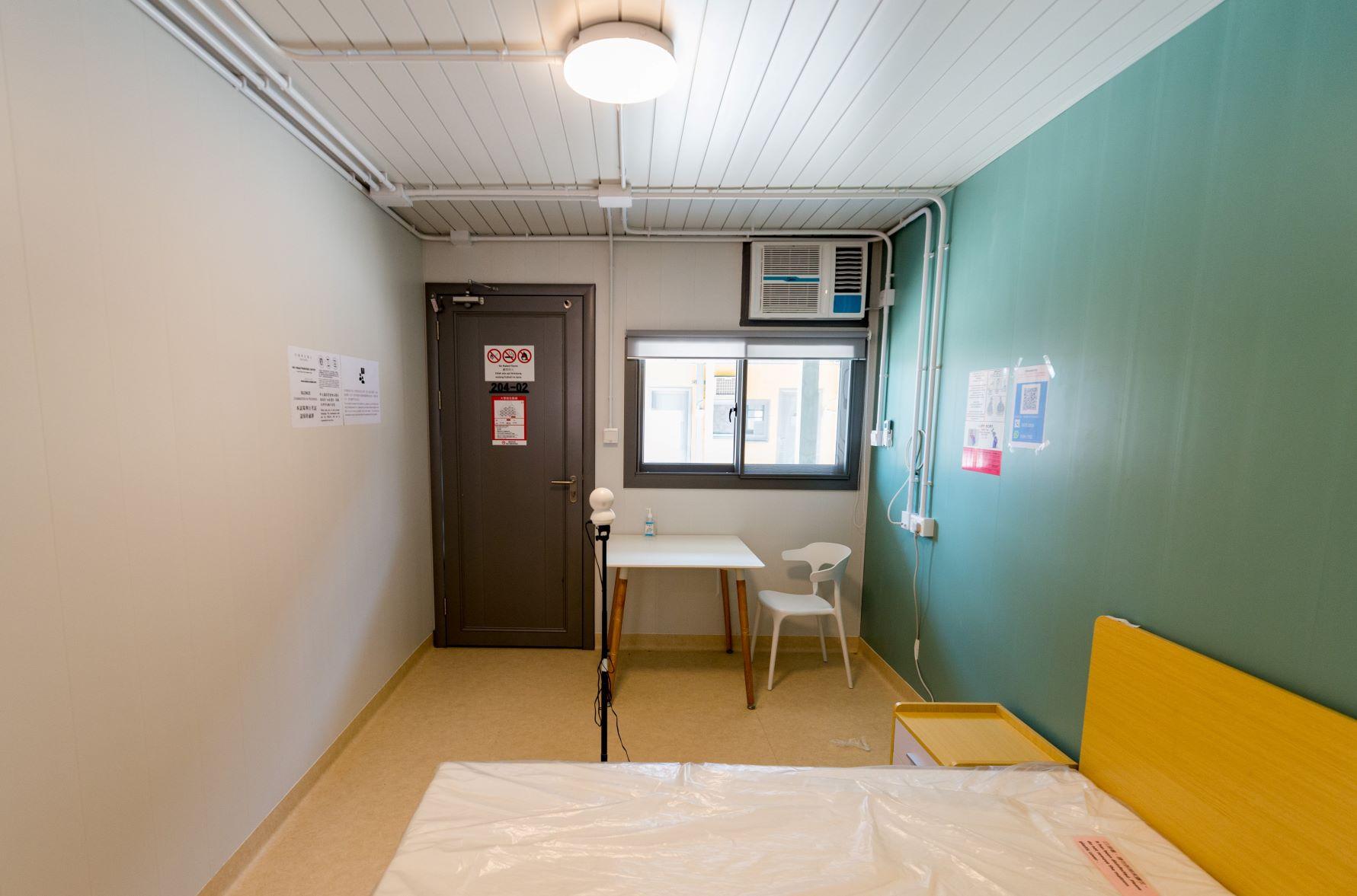 獨立考室設有供考生應考用之桌椅,亦設有洗手間。考生在考試期間必須留在錄影範圍內的座位。(考評局提供)