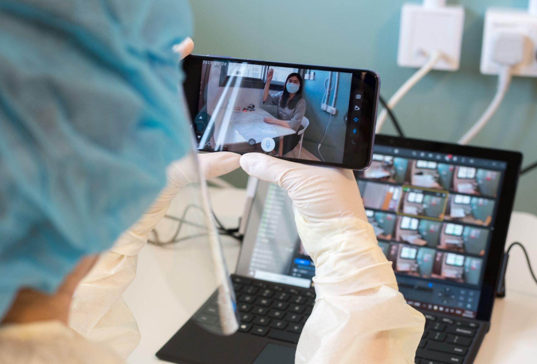 考室安裝監察系統,監考員透過視像實時監察考室;考生亦可透過系統與監考員對話及尋求協助。考生如需使用洗手間或補充答題紙,可透過監察系統向監考員提出要求,待監考員進一步提出指示或協助。(考評局提供)