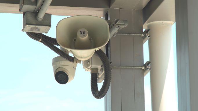 試場主任會透過廣播系統向考生作考試宣布。(考評局提供)