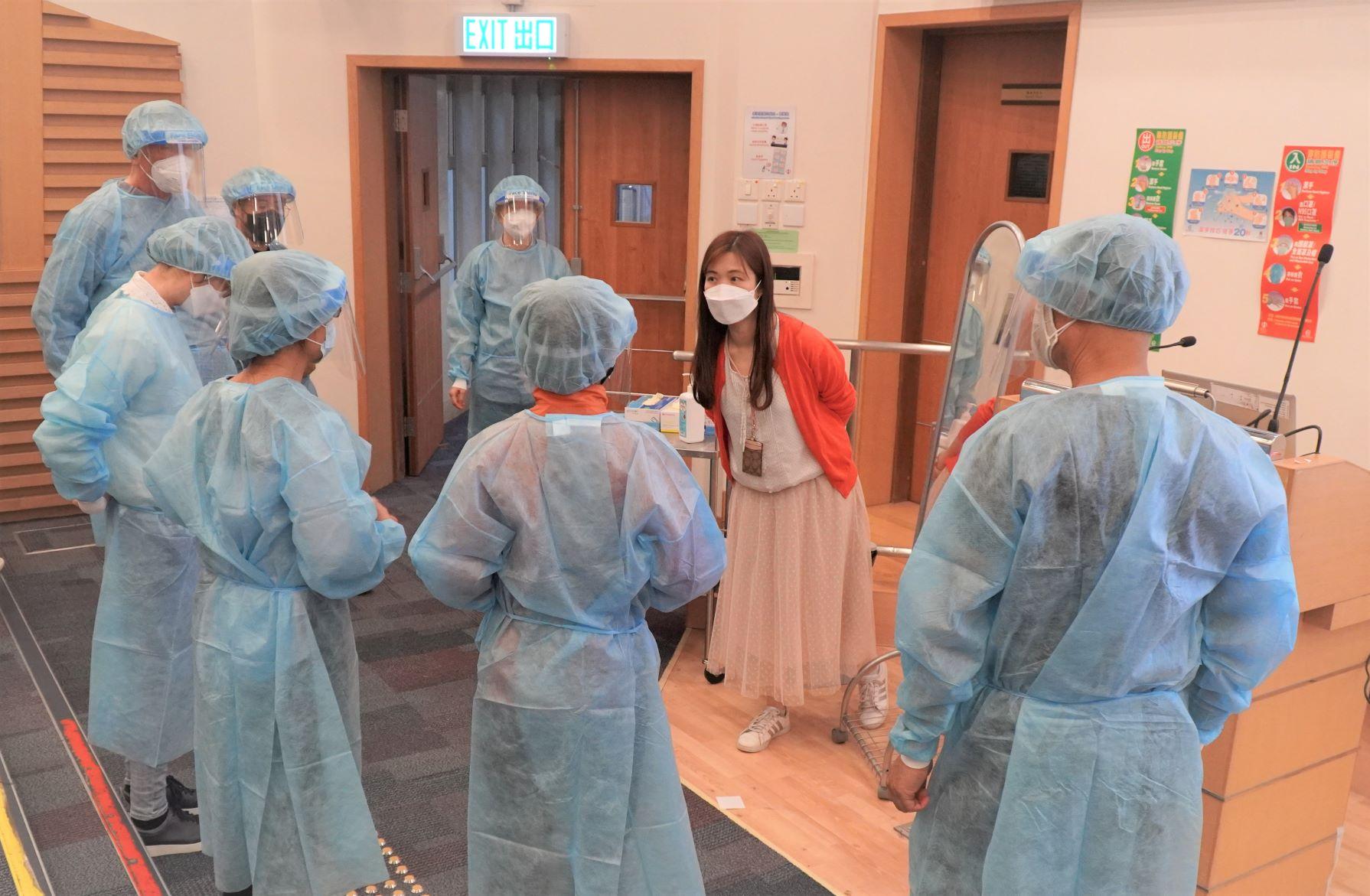 考評局早前在衞生署衞生防護中心協助下,為準備到竹篙灣監考的考務人員提供穿戴防護裝備等相關培訓。(考評局提供)