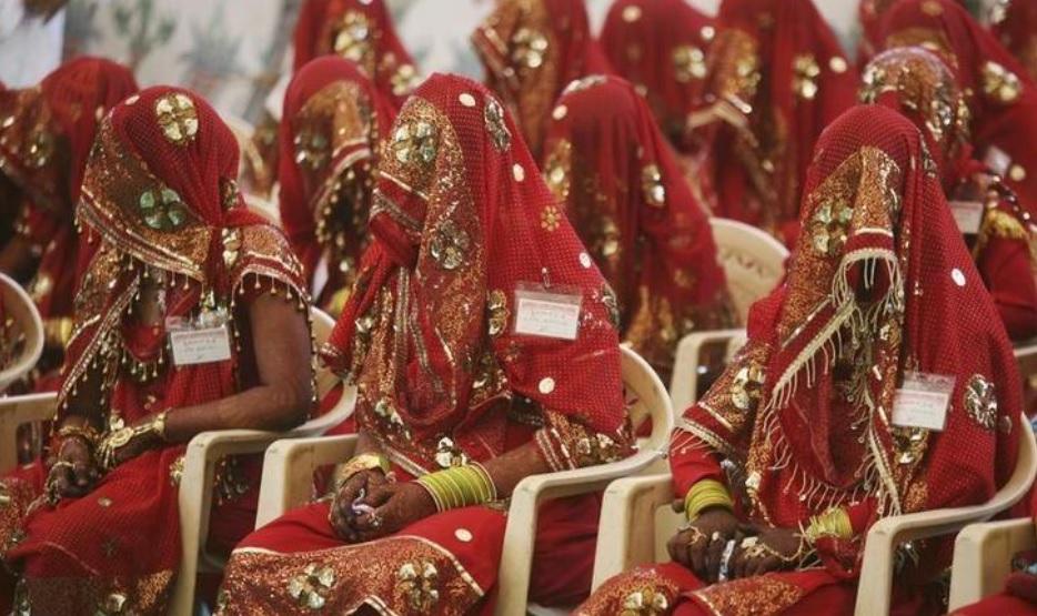 印度早已明文禁止傳統的嫁妝文化,圖為當地一場集體婚禮。(資料圖片)