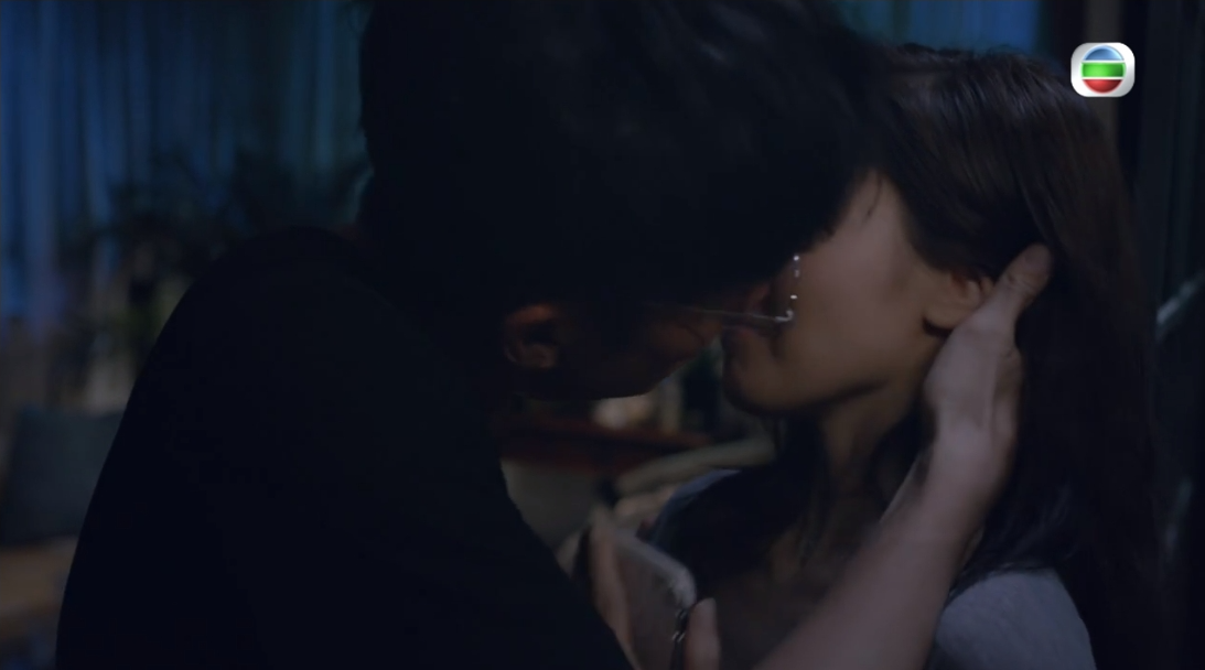 陳山聰見到李施嬅著性感睡衣即上前咀咀。