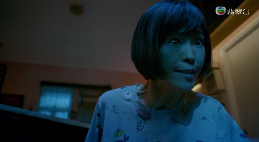 伍姑娘對住空氣狂鬧。