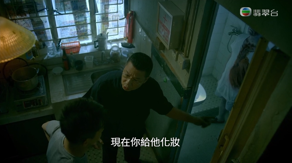 由李施嬅、陳山聰主演的《金宵大廈2》共有10個單元,全劇長20集,即是兩集為一個單元。今晚(5日)播出的單元《七樓半》下集,劇情交代于洋被不鏽鋼飲管插死,今集于洋離奇走出房間走到廁所,而作為孫仔的曾展望見狀被嚇壞,鄭子誠則發現于洋已經死掉成為詐屍。