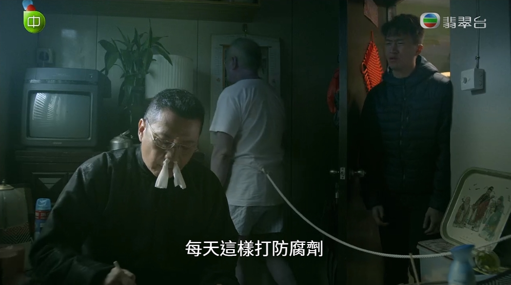 于洋的皮膚變了紫色。