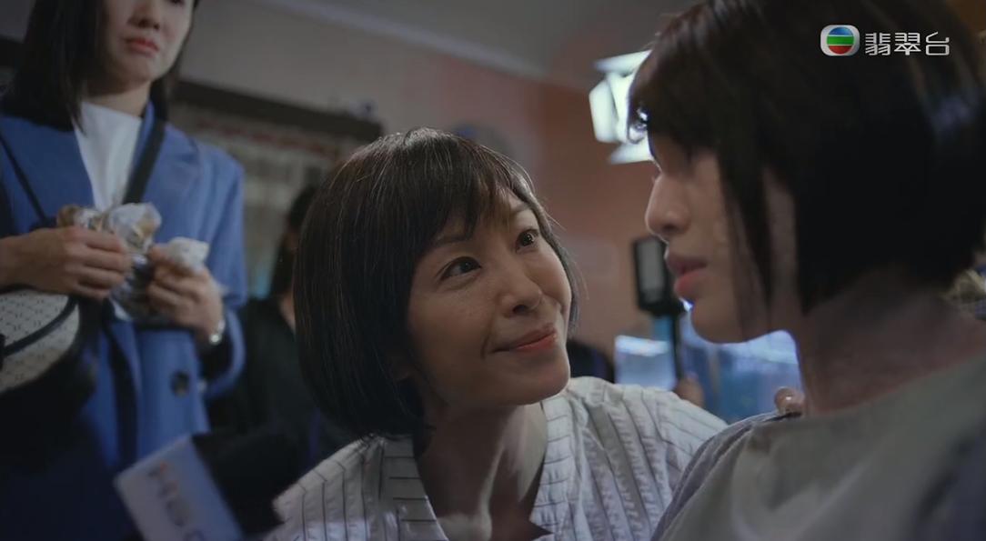 伍姑娘令人不寒而慄,非常好戲。