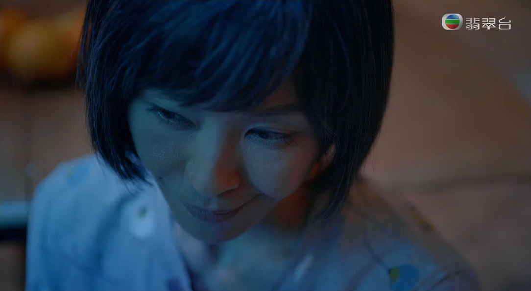 伍姑娘笑容詭異。