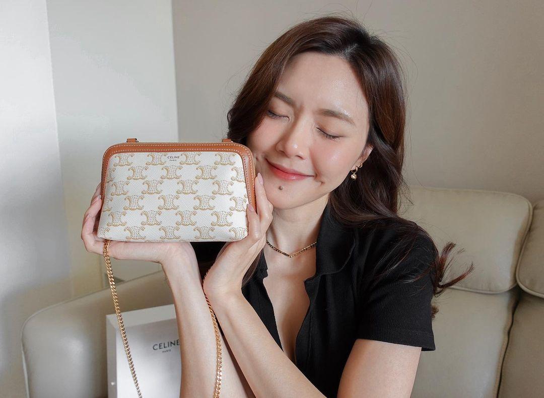 CELINE CLUTCH WITH CHAIN (instagram @cjmichelleli)