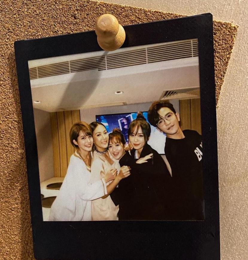 Chloe在拍《假冒女團》前,已認識Anson Lo,兩人是彭秀慧的演戲學生。