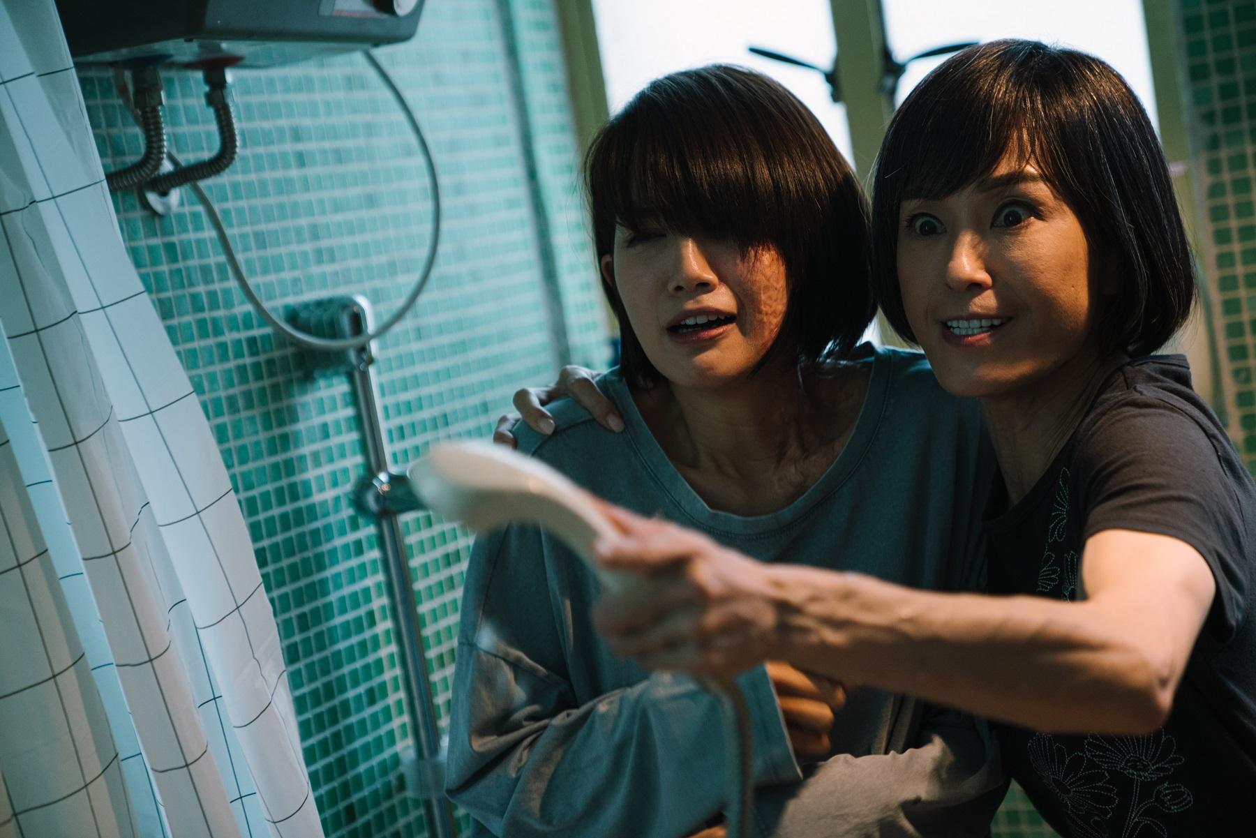 Chloe最難忘與伍詠薇在浴室掙扎糾纏的一場戲。(劇照)