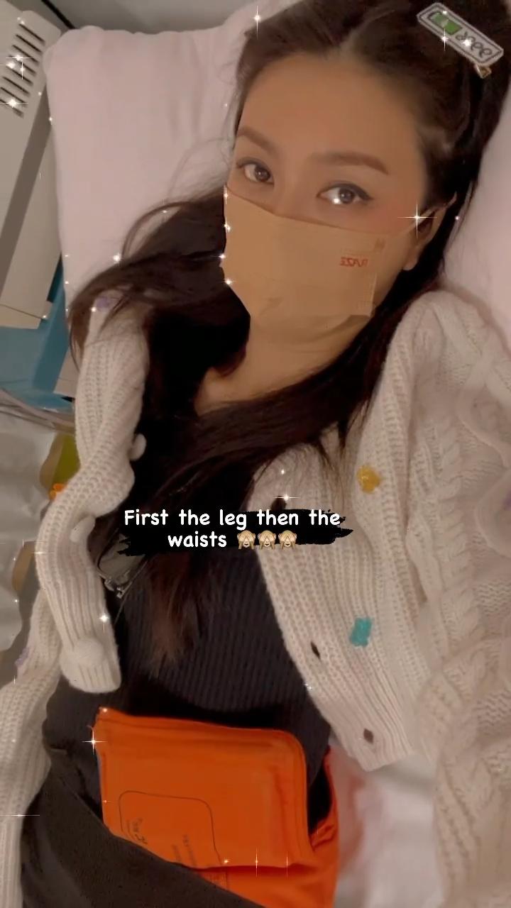 Fiona在床上自拍。