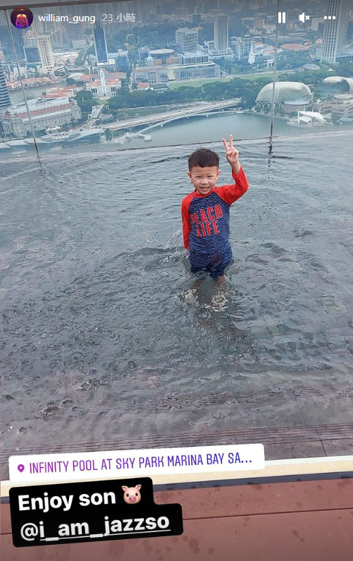 阿公分享與囝囝在酒店的照片。