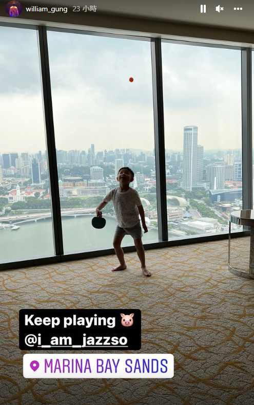 阿公分享與囝囝在酒店的照片。