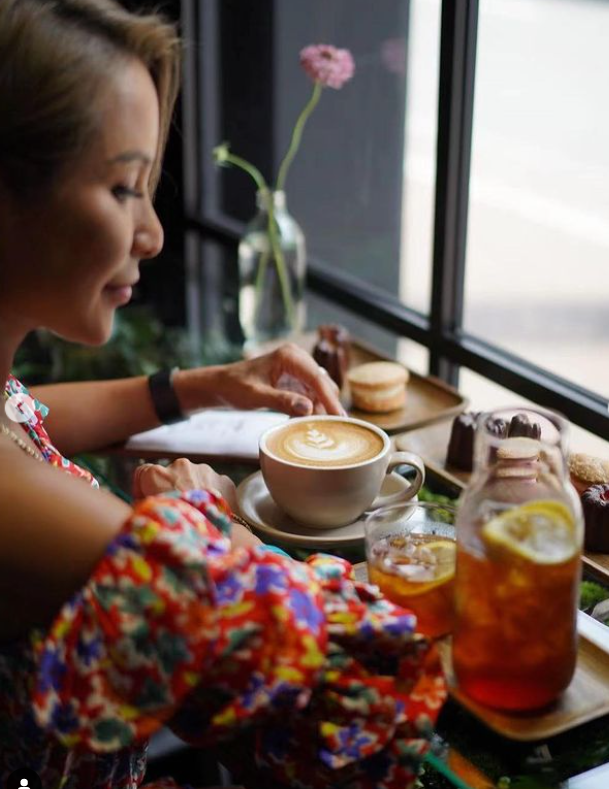 洗米嫂依舊明艷照人。