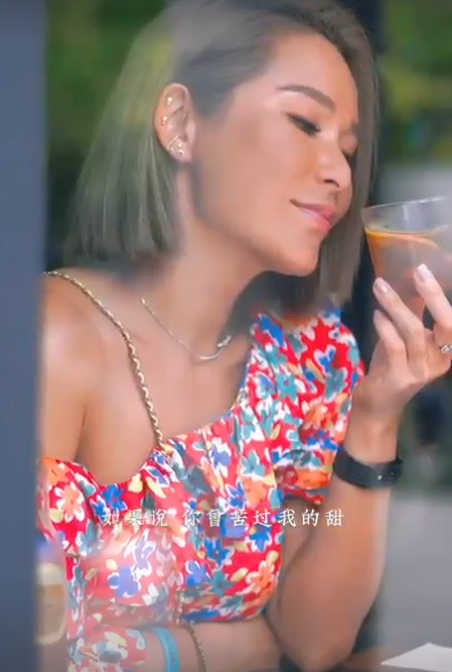 洗米嫂依舊明艷照人。