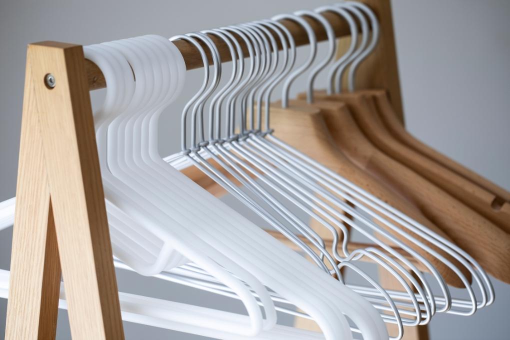 衣架 原價: $18 – $360 優惠價:兩件或以上八折 (每件$15 – $288) 會員價:額外九折 (每件$13 – $260)