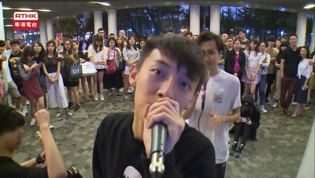 MC於四年前以原名受訪,攝製隊拍下他在文化中心對出的海旁表演。