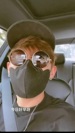 MC榮升樂壇小天王,昨日全黑打扮開工。