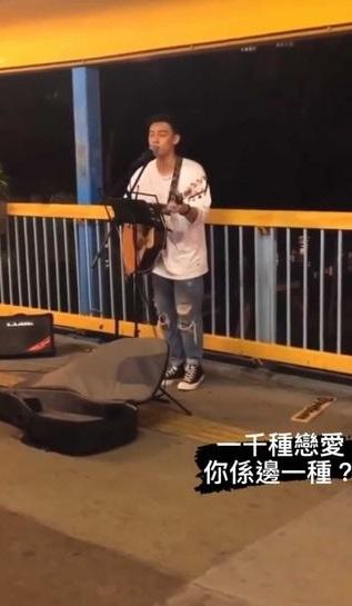 MC曾在尖東行人天橋Busking。