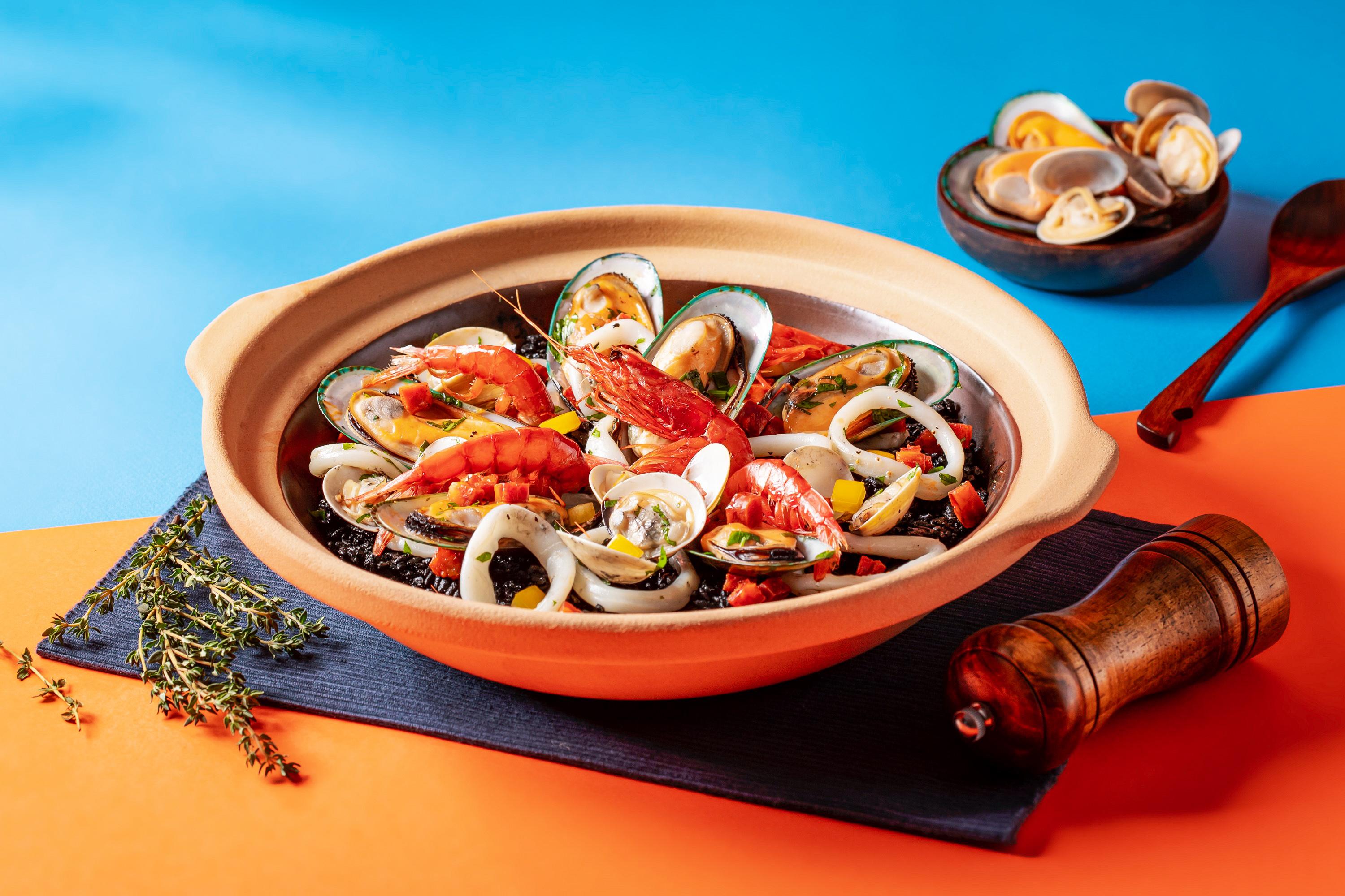 西班牙砂煲墨魚汁海鮮飯