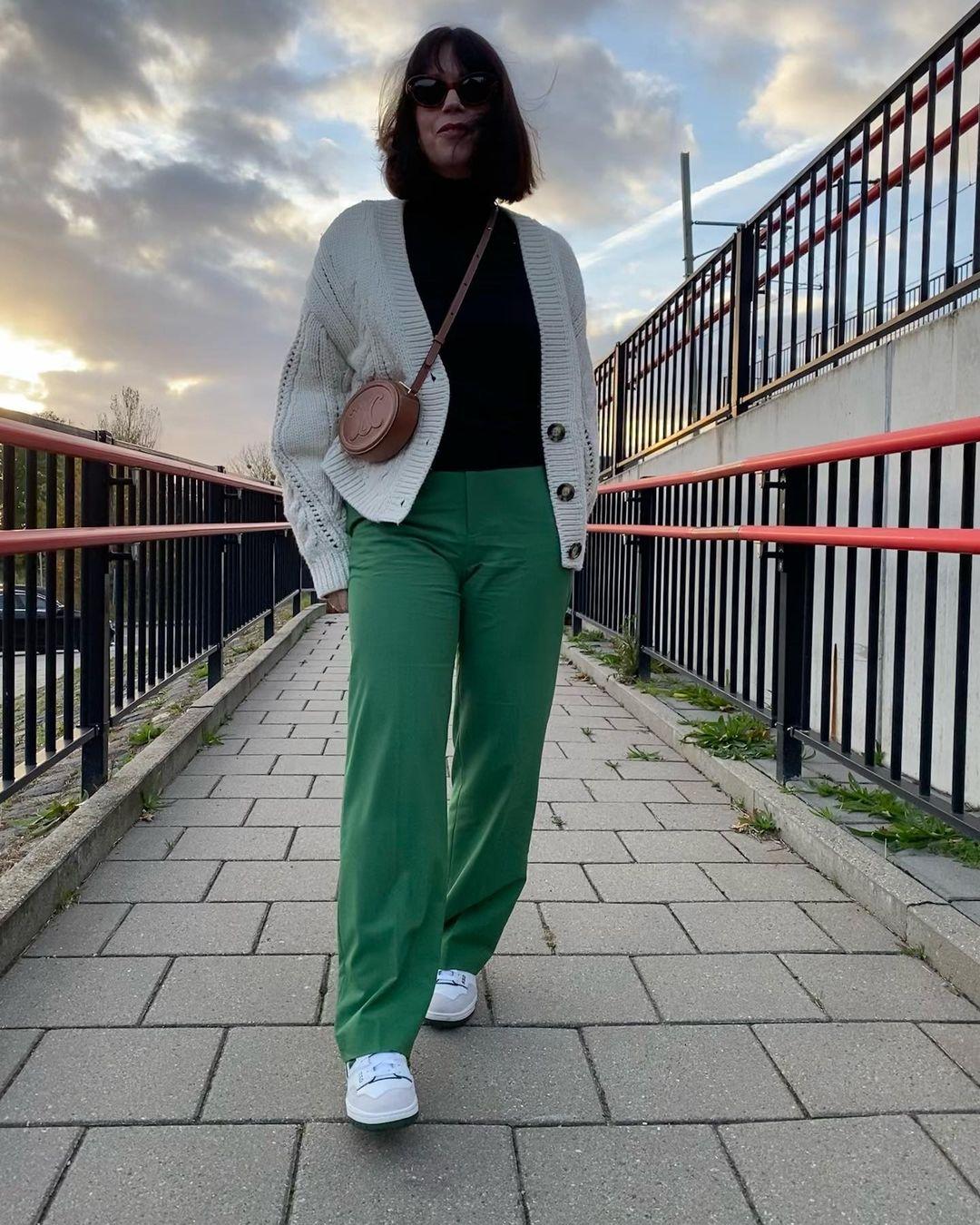 CELINE CROSSBODY OVAL PURSE (instagram @so_in.style_)