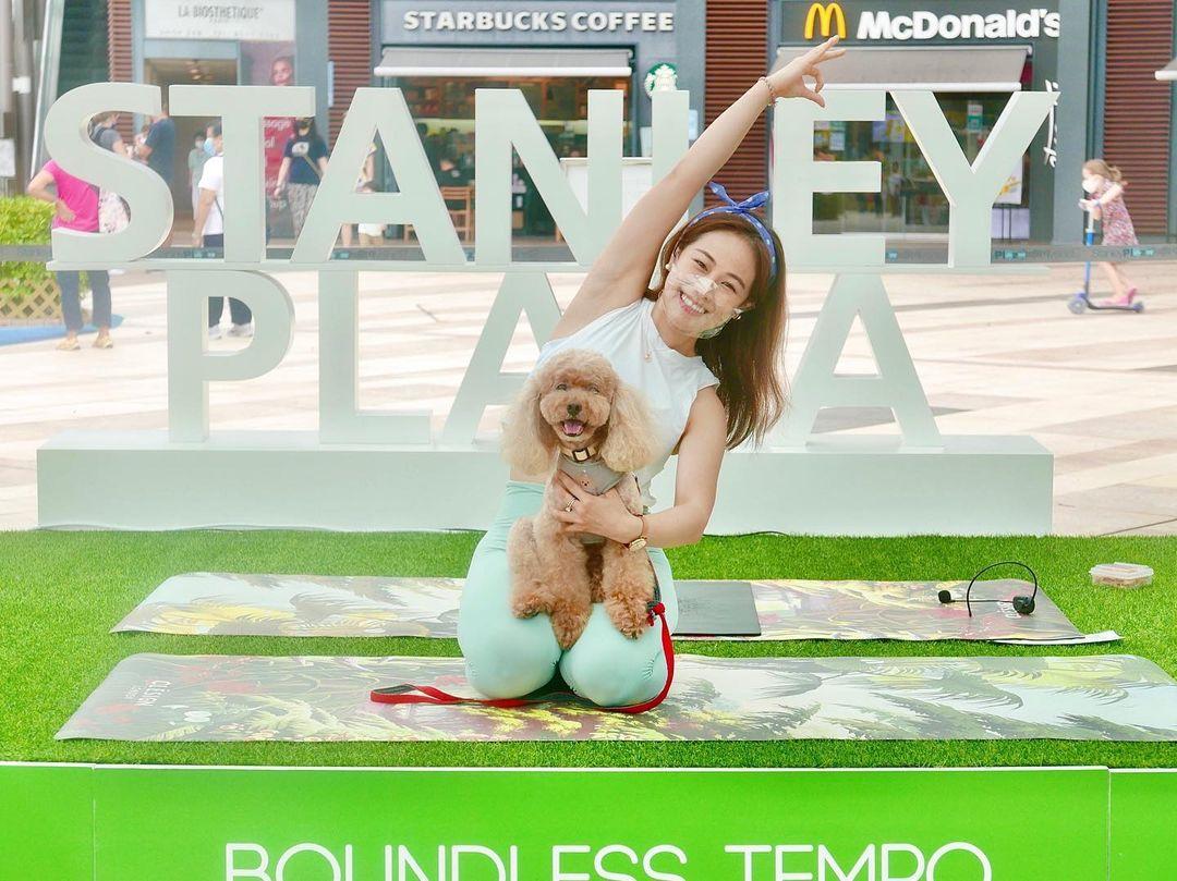 。而赤柱廣場更不時會舉辦以寵身為主題的活動,如狗狗瑜伽等 (instagram @tinacyoga)