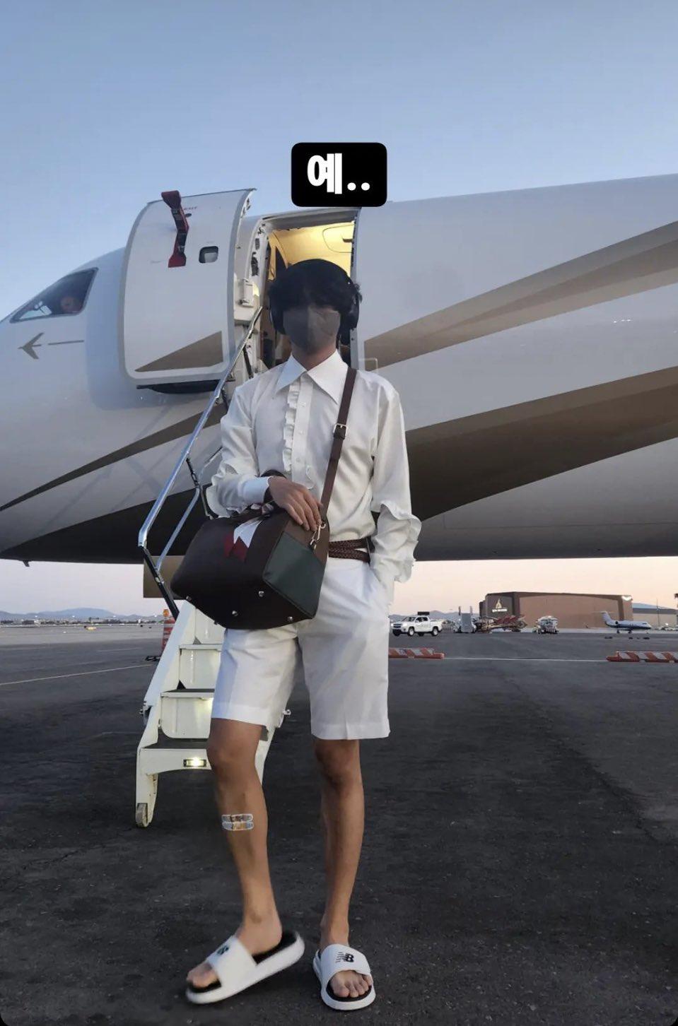 V上機前po相,右小腿貼上膠布。