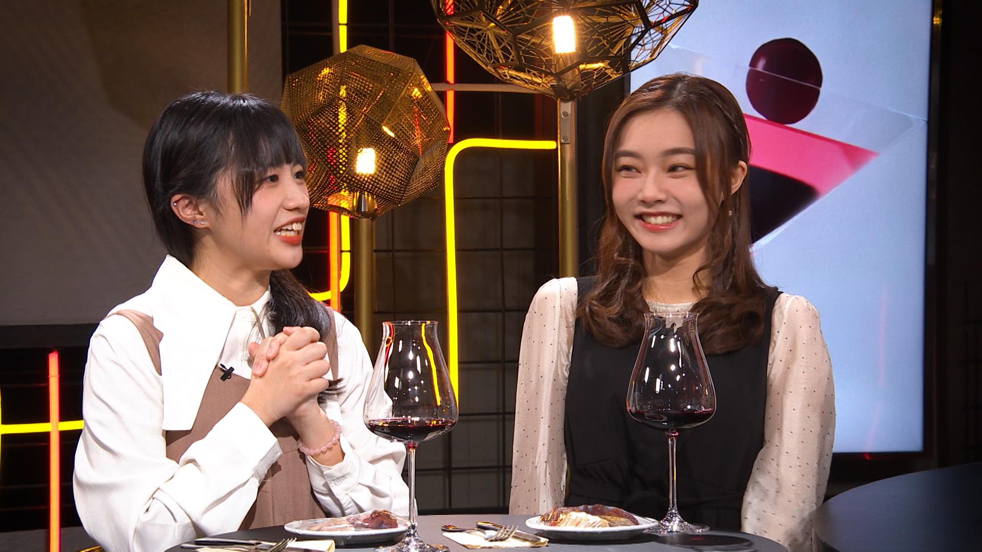 Sica與Yoyo分享少女心事。