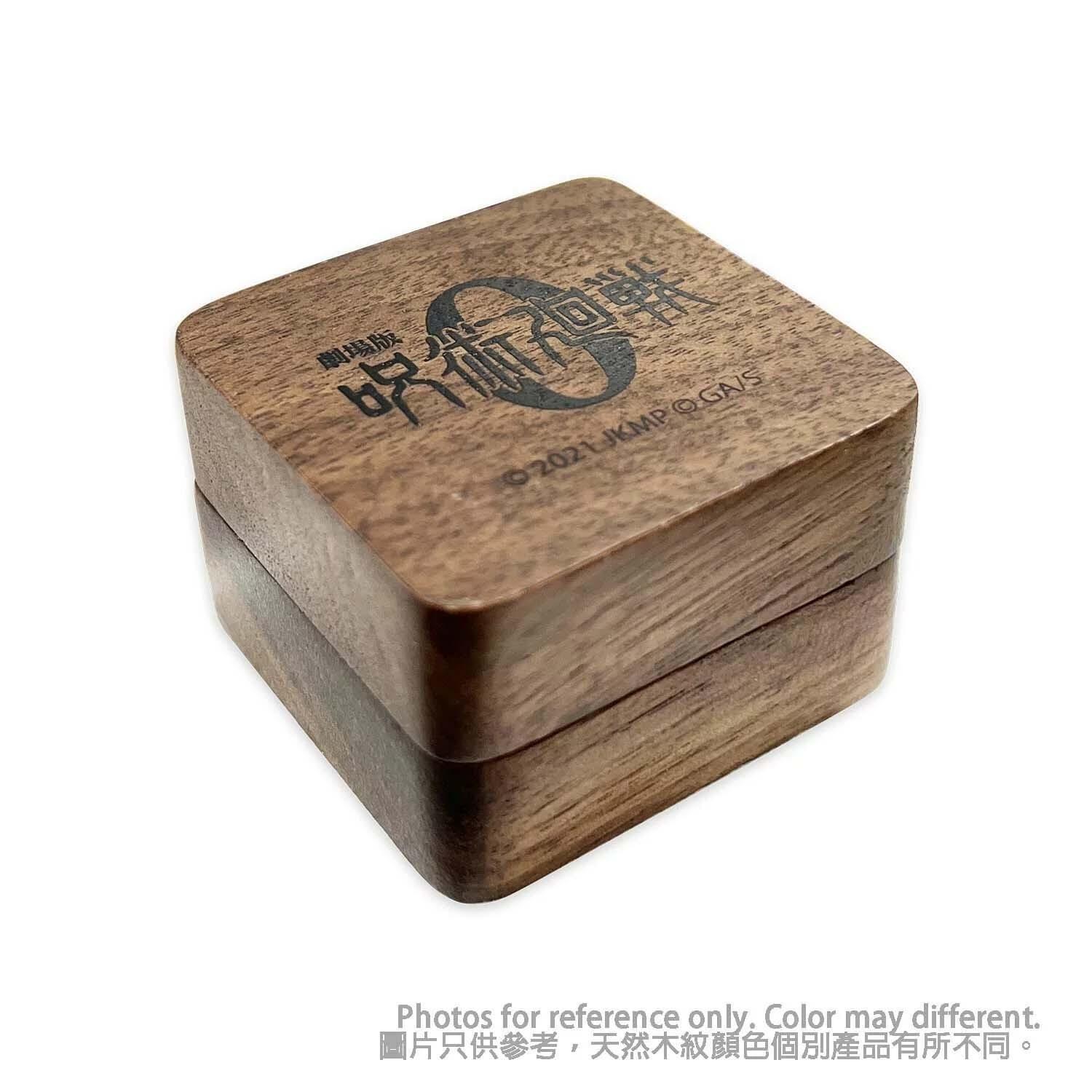 《劇場版咒術迴戰0》乙骨憂太925純銀戒 $688 以劇場版中乙骨所戴的戒指作為藍本,採用925純銀鑄造,可自訂尺寸。戒指上鑲著淺藍色天然托帕石,每隻戒指均配有精美木盒,極具收藏價值。