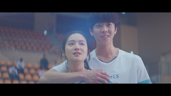 蔡鍾協環抱朴太陽,分享勝利時光。