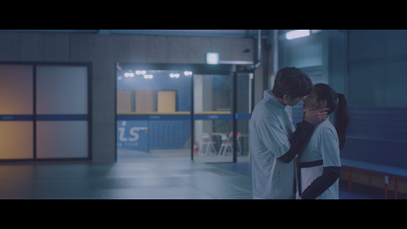 朴泰俊的朴太陽深情一吻。