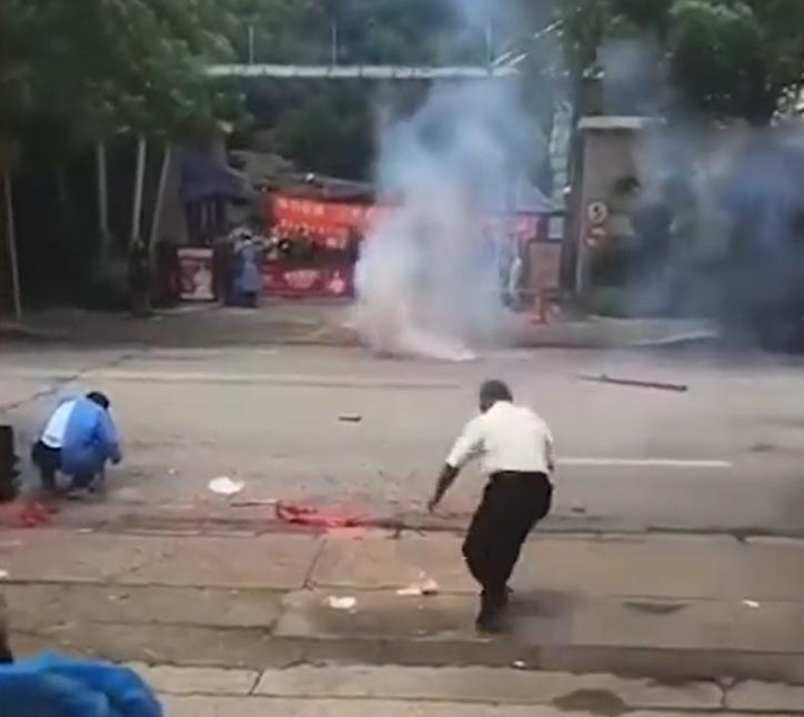 上海將在6月1日恢復正常生活秩序,有市民放炮仗慶祝。(互聯網)