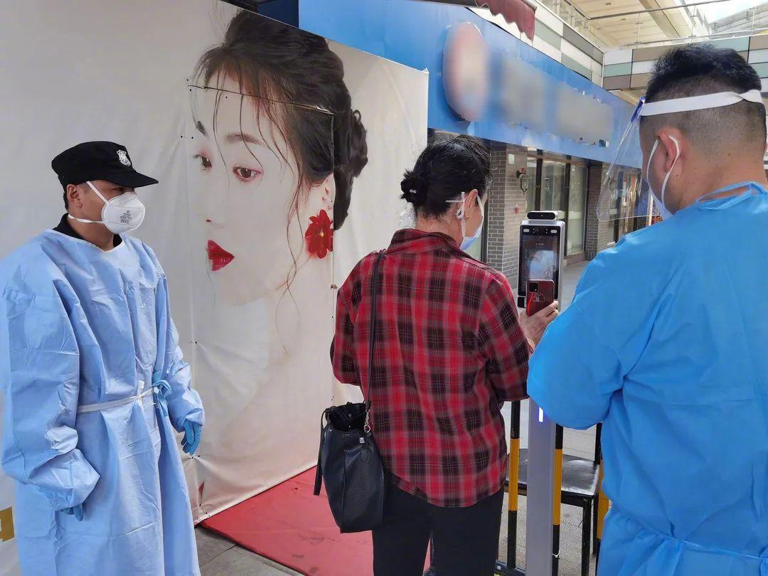 上海進入公共場所要掃場所碼,部分重點場所掃碼後還要經「數字哨兵」檢查。(互聯網)