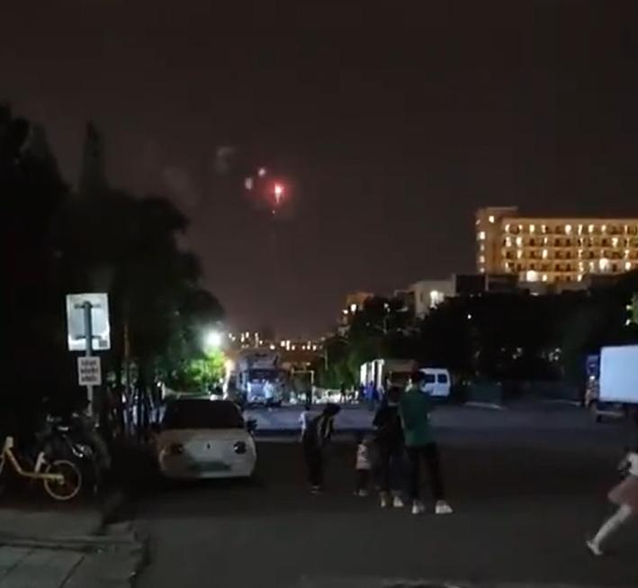 上海將在6月1日恢復正常生活秩序,有市民昨晚放煙花慶祝。(互聯網)